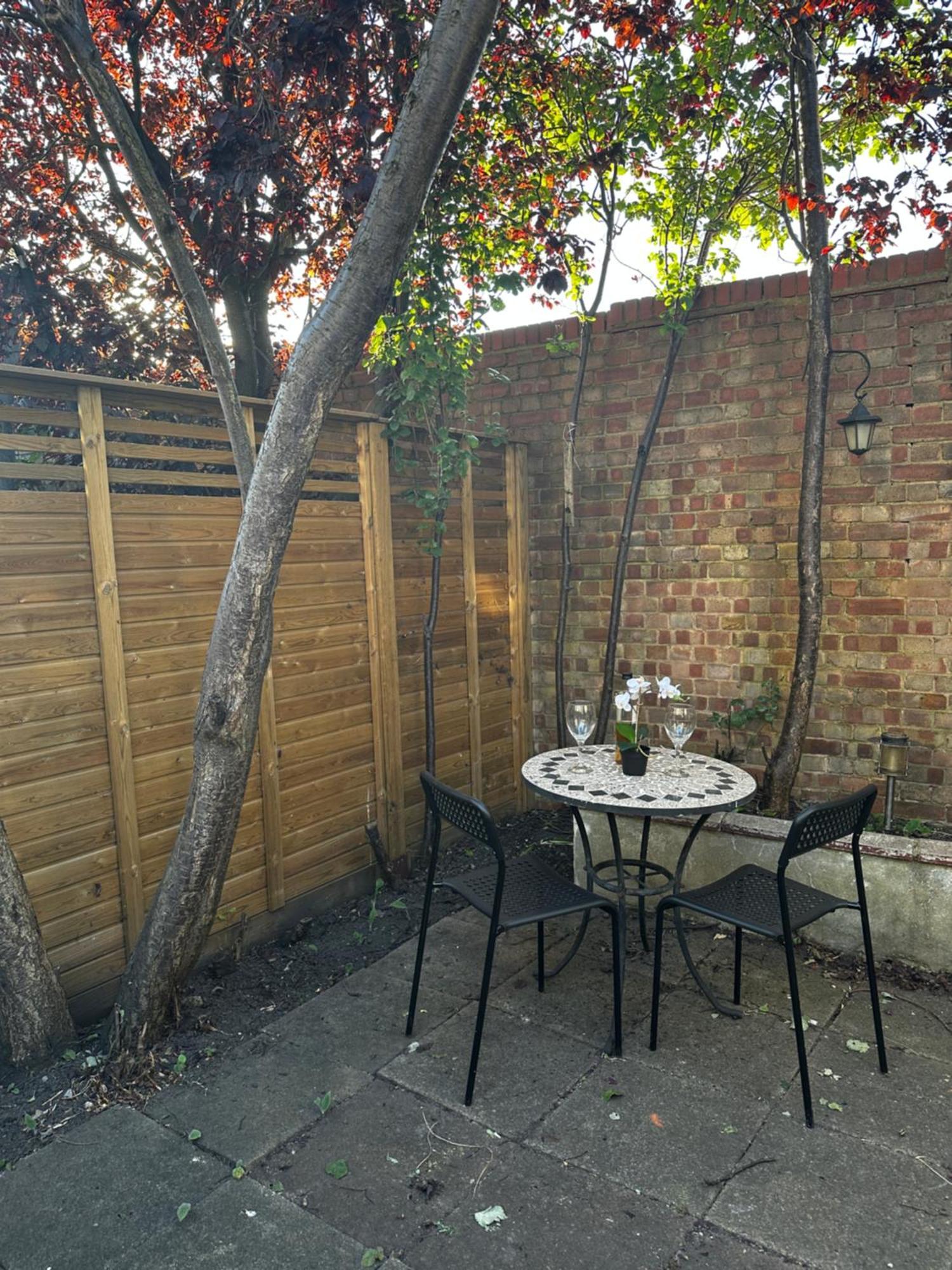 Charming 1-Bedroom Apartment Southfields, Londra Exterior foto