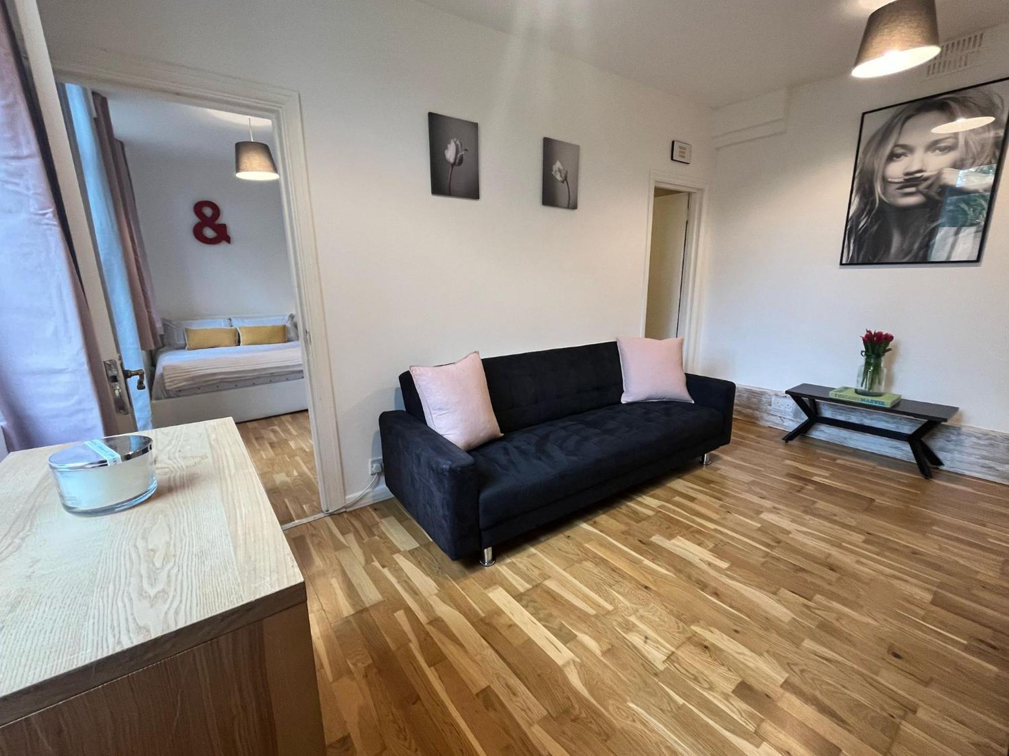 Charming 1-Bedroom Apartment Southfields, Londra Exterior foto
